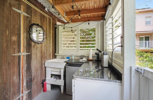 Estate Enighed House | The `Shack` at Tropical Panorama - In Town Basic Accommodations w/AC & Parking