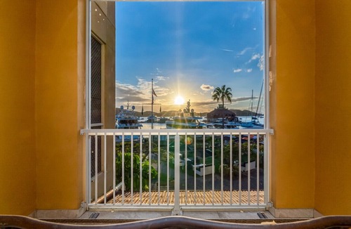 Flag Hill Condo | The Ultimate upscale 3Br condo. Walk to everything!