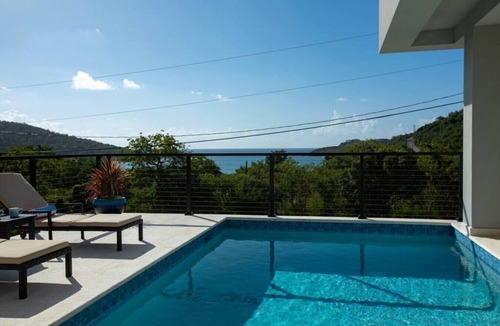 Fish Bay House | Tropical Seabreeze- Pool and back up power/solar