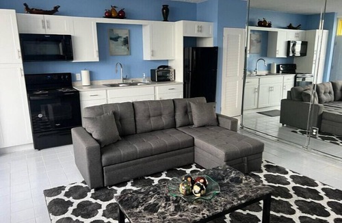Orange Grove Condo | Unit # 32nCozy condo stay