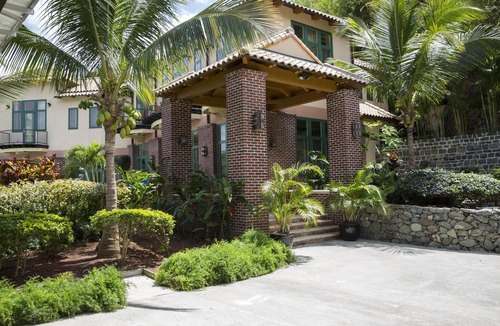 Peter Bay House | Very Short Walk To Private Beach