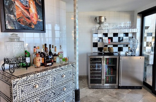 South Side Villa | Villa Alhambra with 5 Bedrooms Ensuite and Daily Maid Service