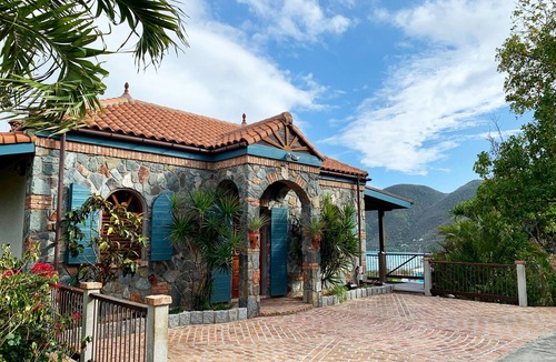 Estate Emmaus House | Villa Madeline ~ Cozy Hillside Villa w/Solar!