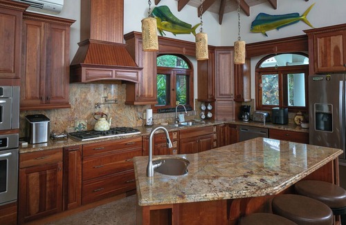 Hart Bay Villa | Villa Romance. 4-bedroom villa with WiFi, AC in Chocolate Hole