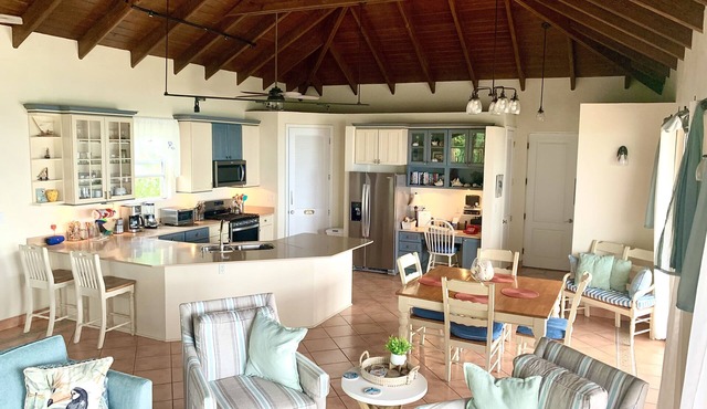 Arco Iris~3 Private King Suites, AC, Private Pool, Ocean Views, generator! in St. John