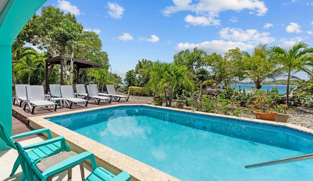 Casa Bougainvillea - Secluded Oceanfront Retreat with Pool and Stunning Views! in red hook