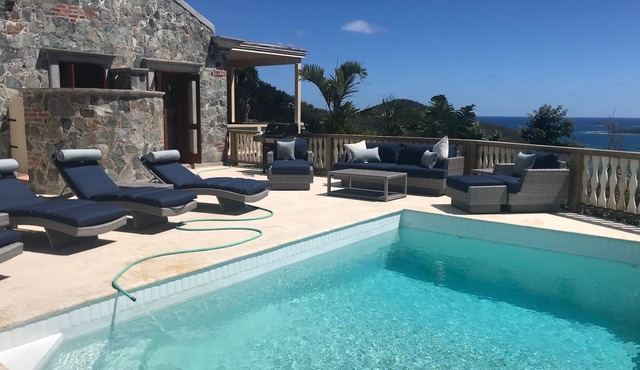 La Bella Villa: Great views, spectacular pool, solar backup, magical villa! in Coral Bay