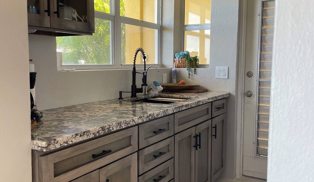 Large, Gated private cottage with sweeping ocean views in tranquil setting
