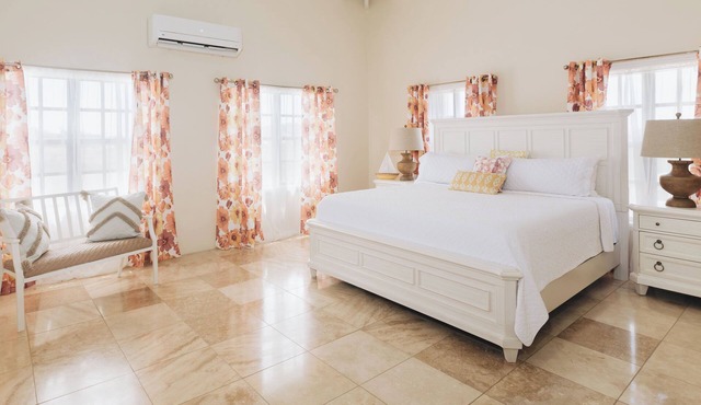 Luxury Short/Long term Hm, 3 BR, 3 BA, Free PK, WiFi, AC, Gen, 5-10 Min beaches. in Christiansted