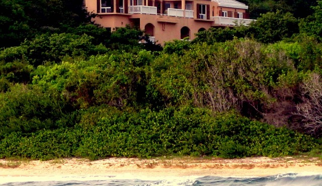 Peaceful, Eco Friendly Villa with direct National Park and ocean access!