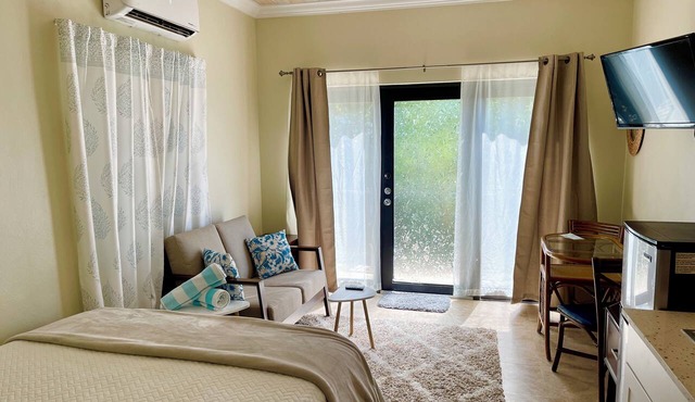 Quiet cozy studio 5 minute drive from Cruz Bay in St John