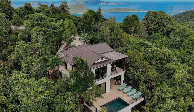 Sapphire Peak 2br/2ba Private Pool, Panoramic Views, AC throughout, generator! in Coral Bay
