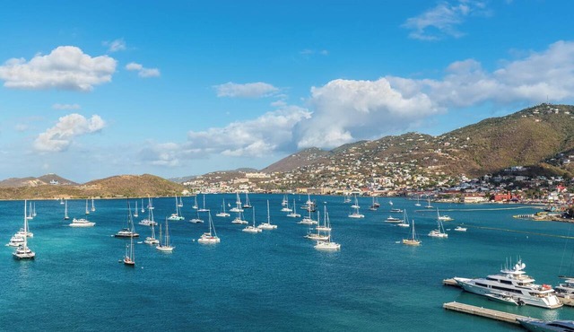 Sun-Kissed Sailing: A Caribbean Beach Experience from Islas Vírgenes de Estados Unidos, Santo Tomás