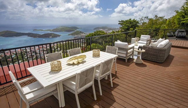 Villa Luna | Stunning 3-Bedroom Getaway Overlooking the Harbor