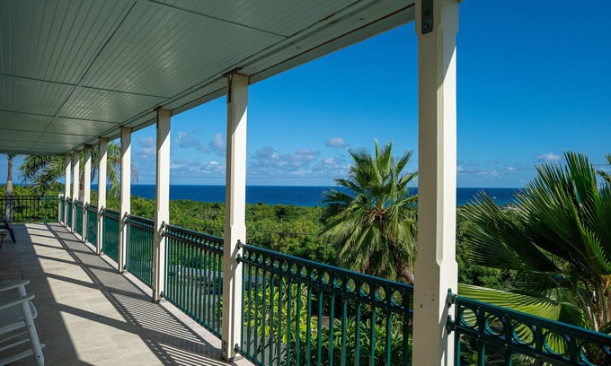 Estate Salt River House | Deluxe King Room with Caribbean View, plenty of Island Charm and Breakfast