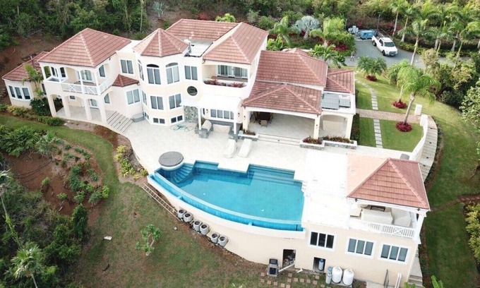 Estate Little Saint Thomas Villa | Majestic 5br with private gym and 2 beaches on property!