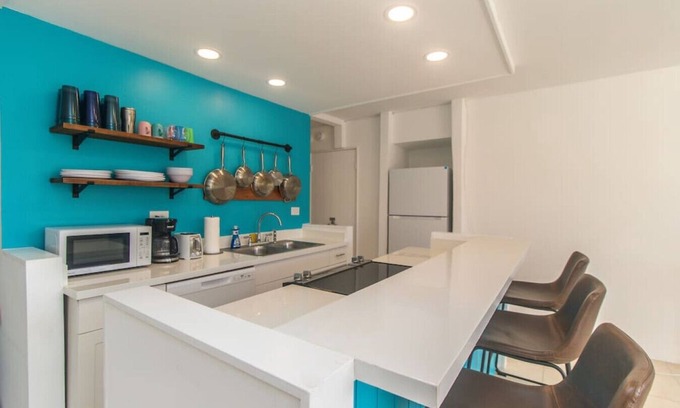 Estate Golden Rock Condo | Mermaid Inn - Beachside w/pool