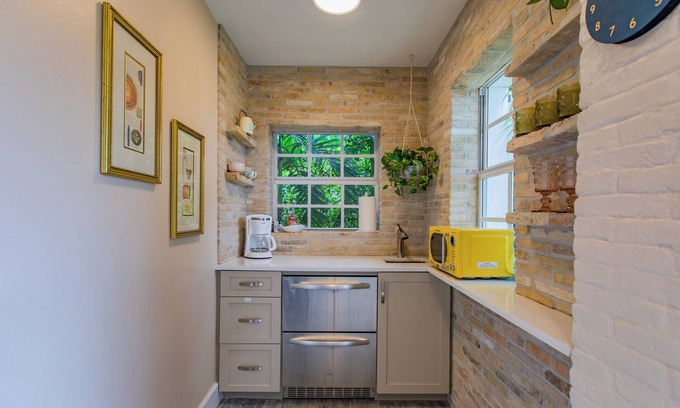 Estate East Street Condo | Moko Jumbie House - "Historic Suite" nA Modern 1-Bedroom Oasis.
