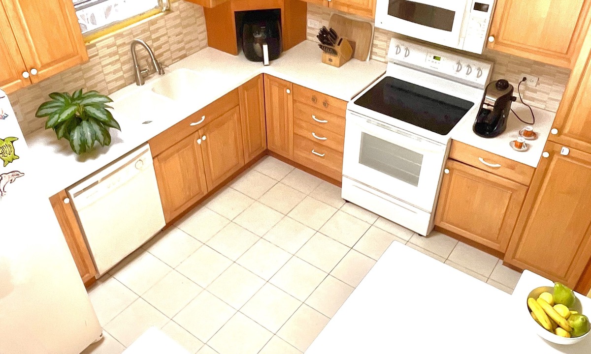 Estate Marys Fancy House | Spacious family friendly house, in quiet safe neighborhood. Huge yard and porch!