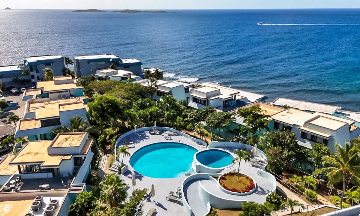 Bolongo Bay Condo | Budget friendly 2br condo - walk to the beach!