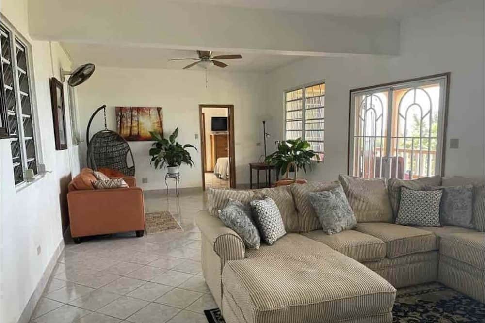 Photo of Livingroom in Estate Bordeaux