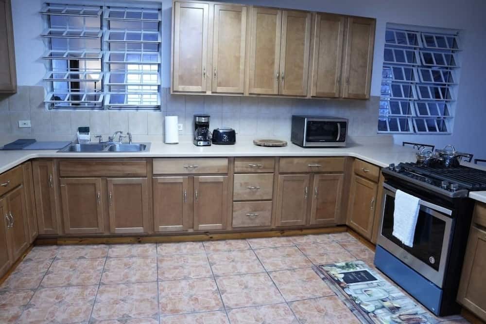 Photo of Kitchen in Estate Bordeaux