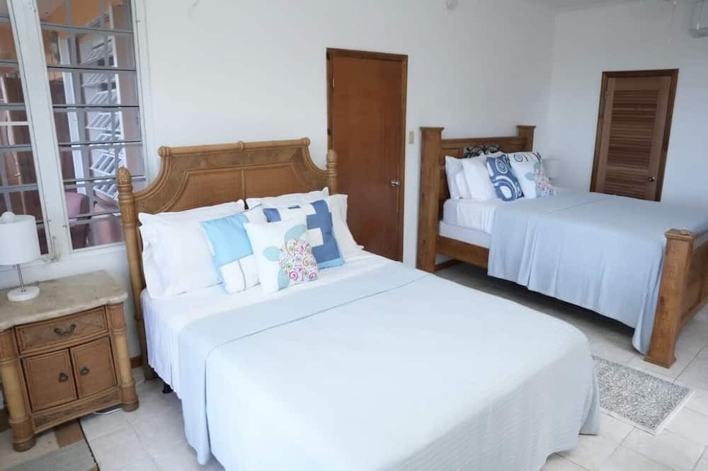 Photo of Bedroom in Estate Bordeaux