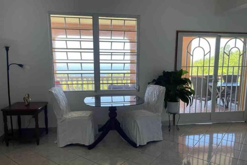Photo of Livingroom in Estate Bordeaux