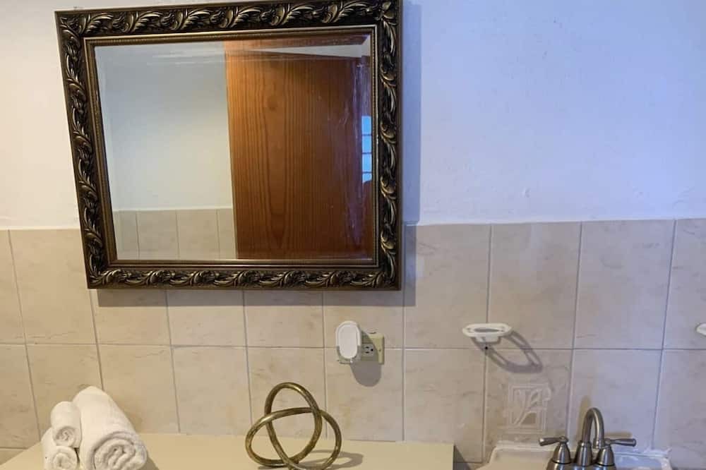 Photo of Bathroom in Estate Bordeaux
