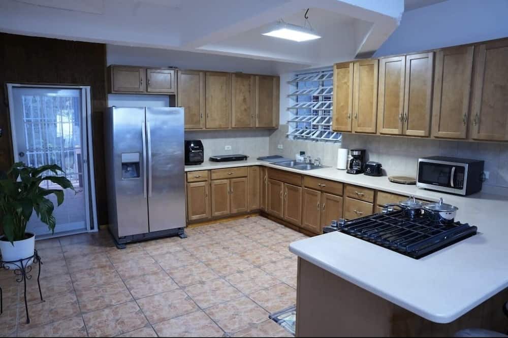 Photo of Kitchen in Estate Bordeaux