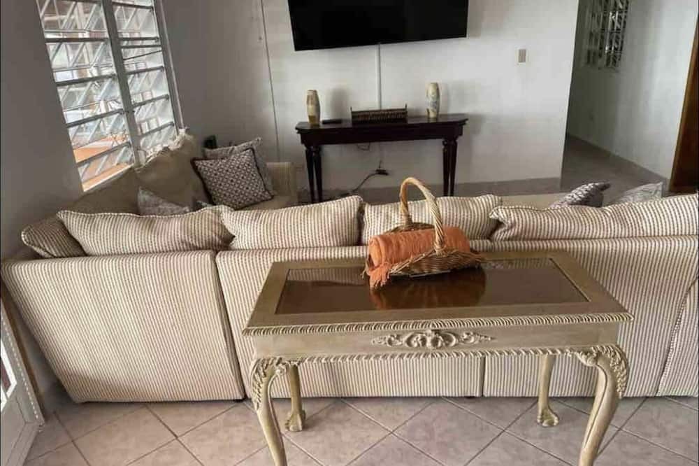Photo of Livingroom in Estate Bordeaux