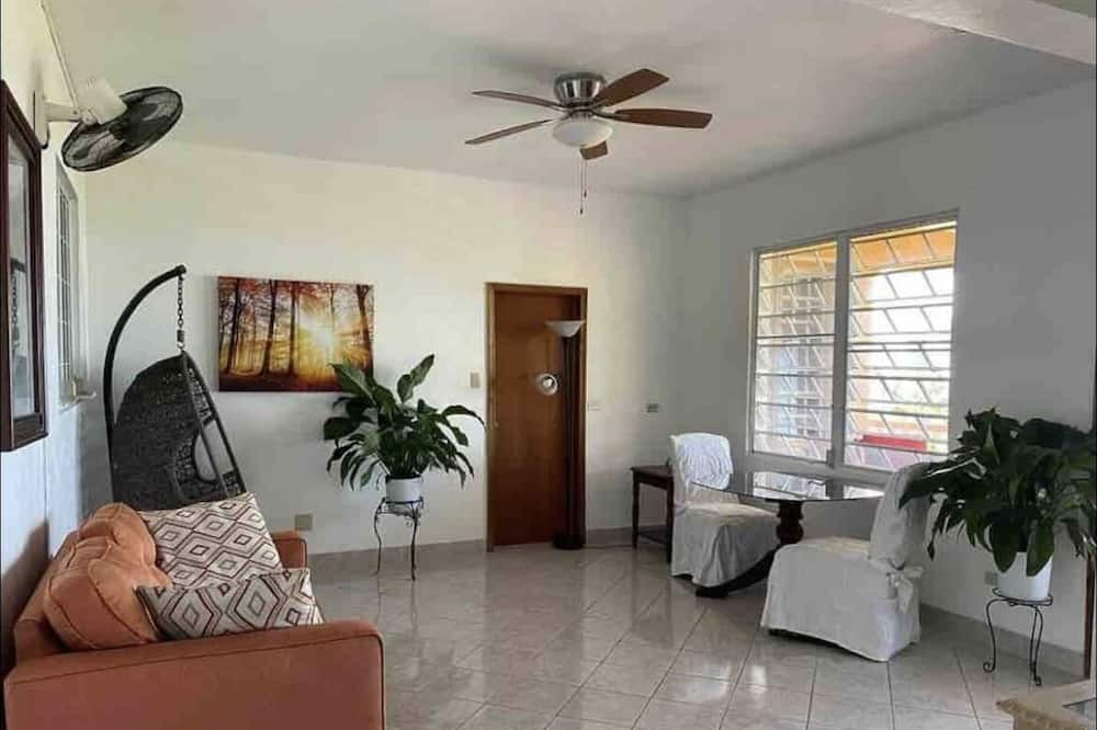 Photo of Livingroom in Estate Bordeaux
