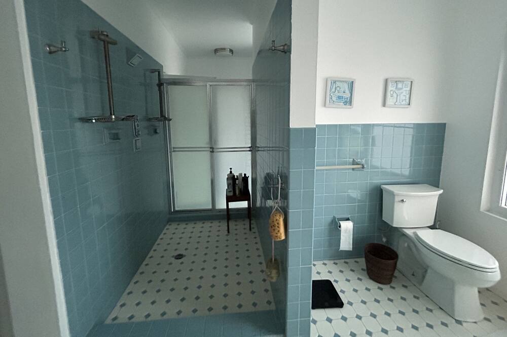 Photo of Bathroom in Estate Orange Grove West