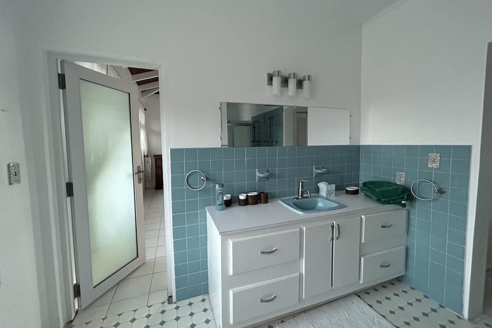 Photo of Bathroom in Estate Orange Grove West