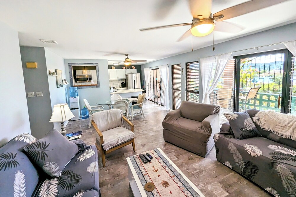 Photo of Livingroom in Estate Mount Welcome