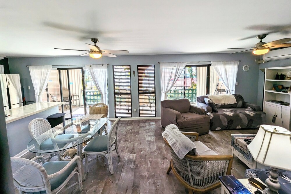 Photo of Livingroom in Estate Mount Welcome