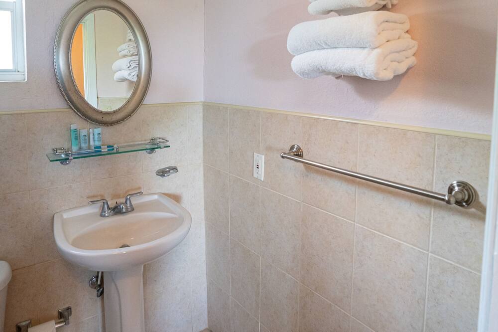 Photo of Bathroom in Estate Salt River