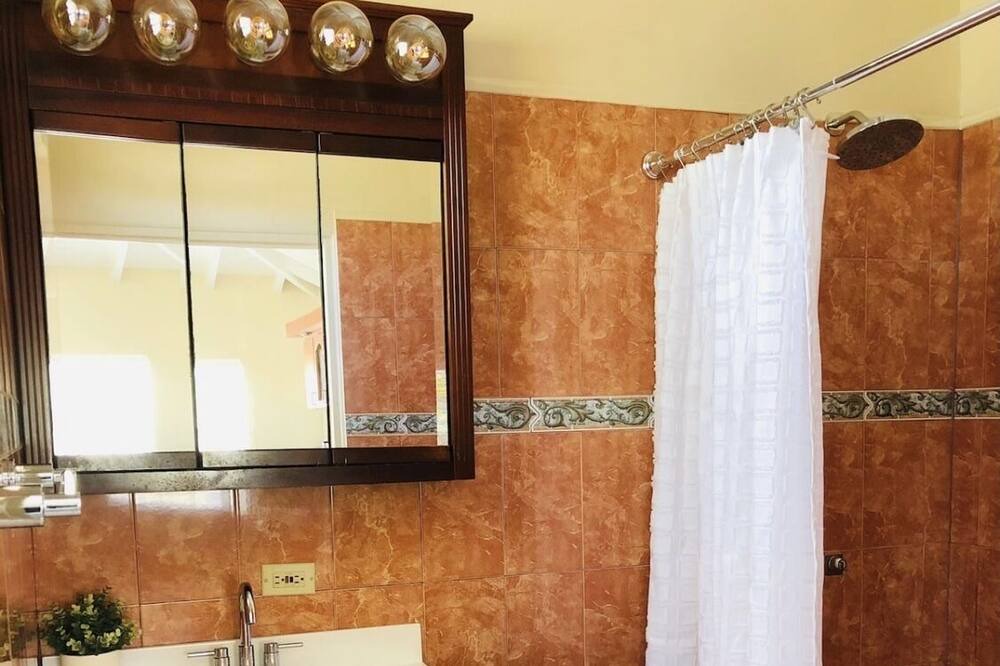 Photo of Bathroom in Estate La Reine