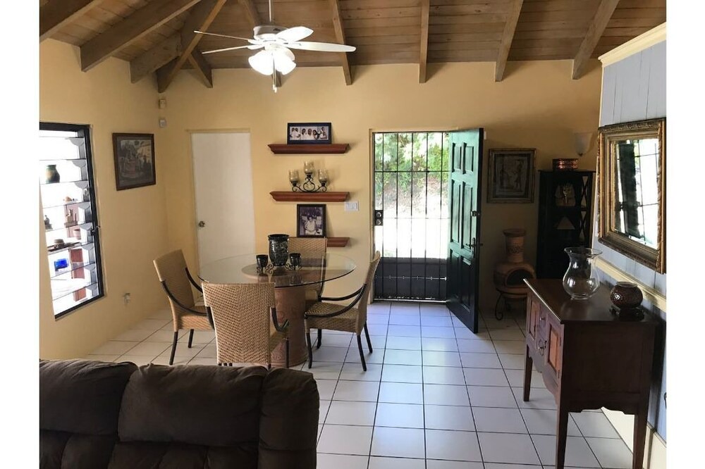 Photo of Livingroom in Estate Lowry Hill