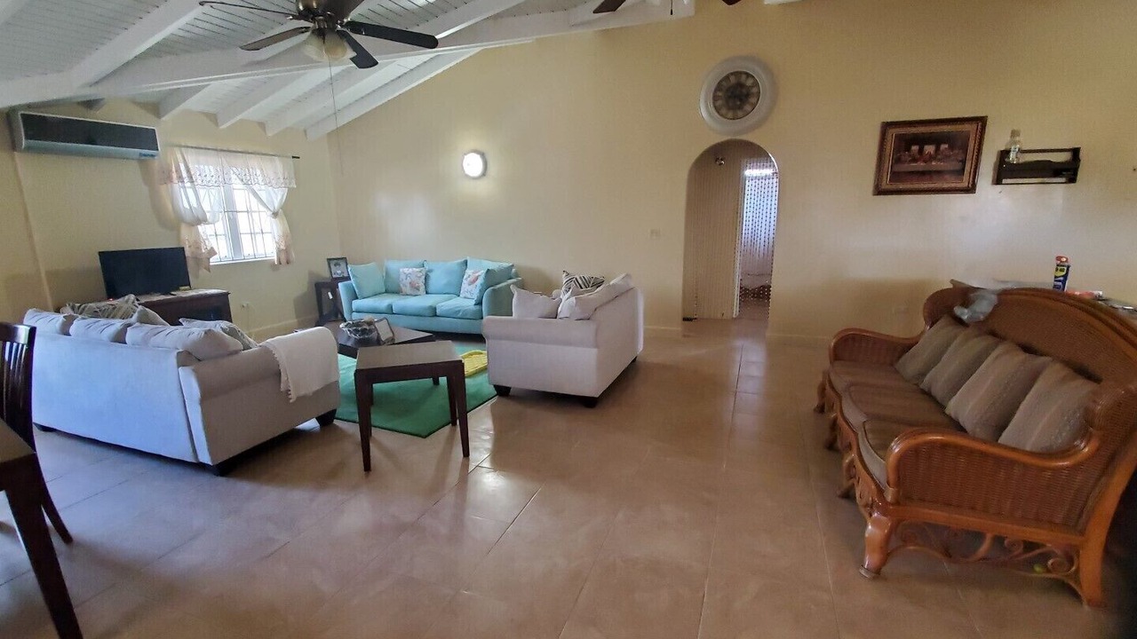 Photo of Livingroom in Estate White Lady