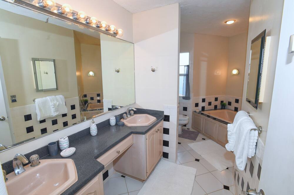 Photo of Bathroom in Estate Peterborg