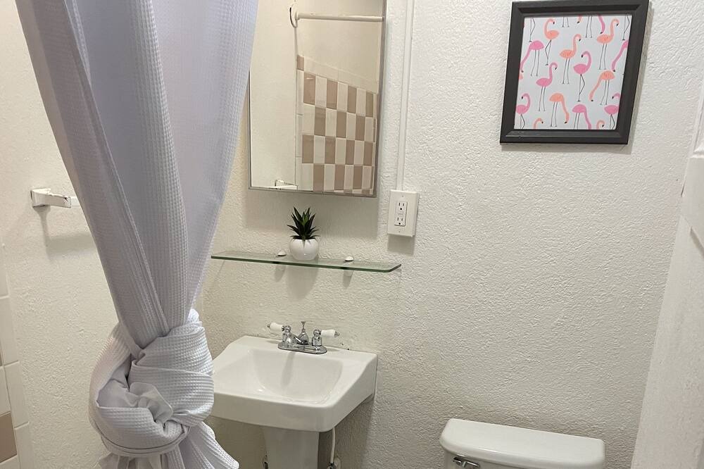 Photo of Bathroom in Estate Queens Quarter