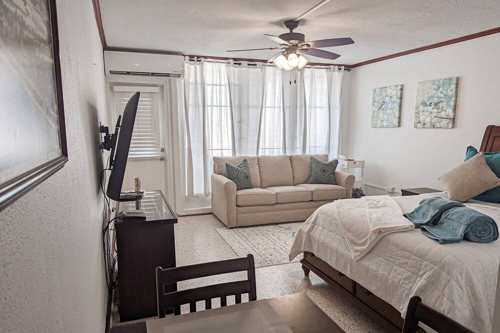 Photo of Bedroom in Orange Grove