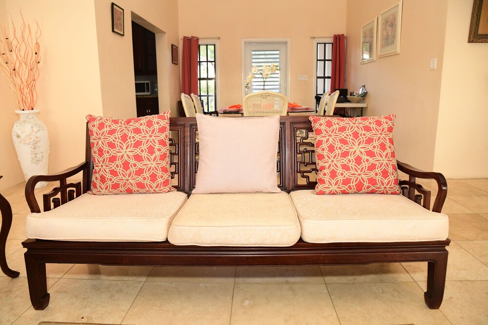 Photo of Livingroom in Estate Hermon Hill