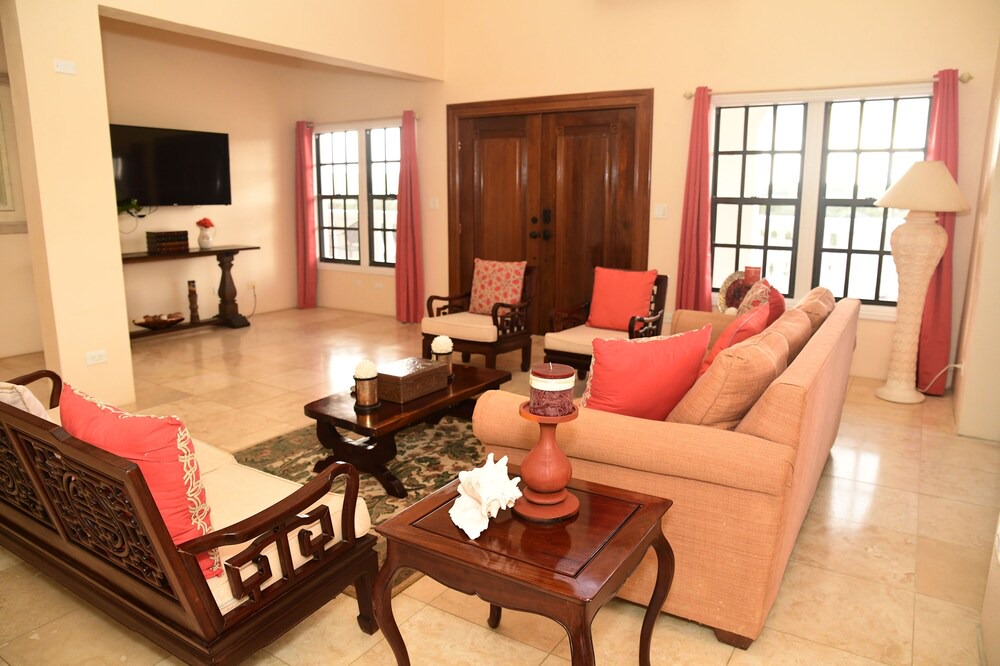 Photo of Livingroom in Estate Hermon Hill