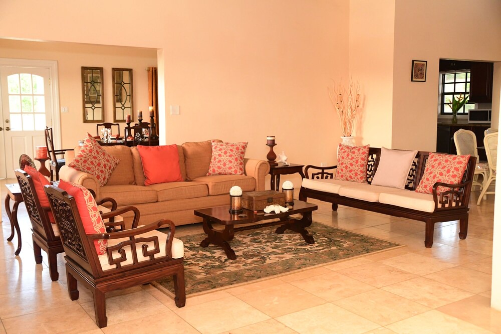 Photo of Livingroom in Estate Hermon Hill