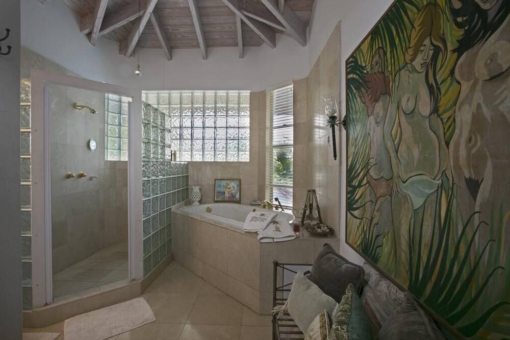 Photo of Bathroom in Estate Kings Quarter