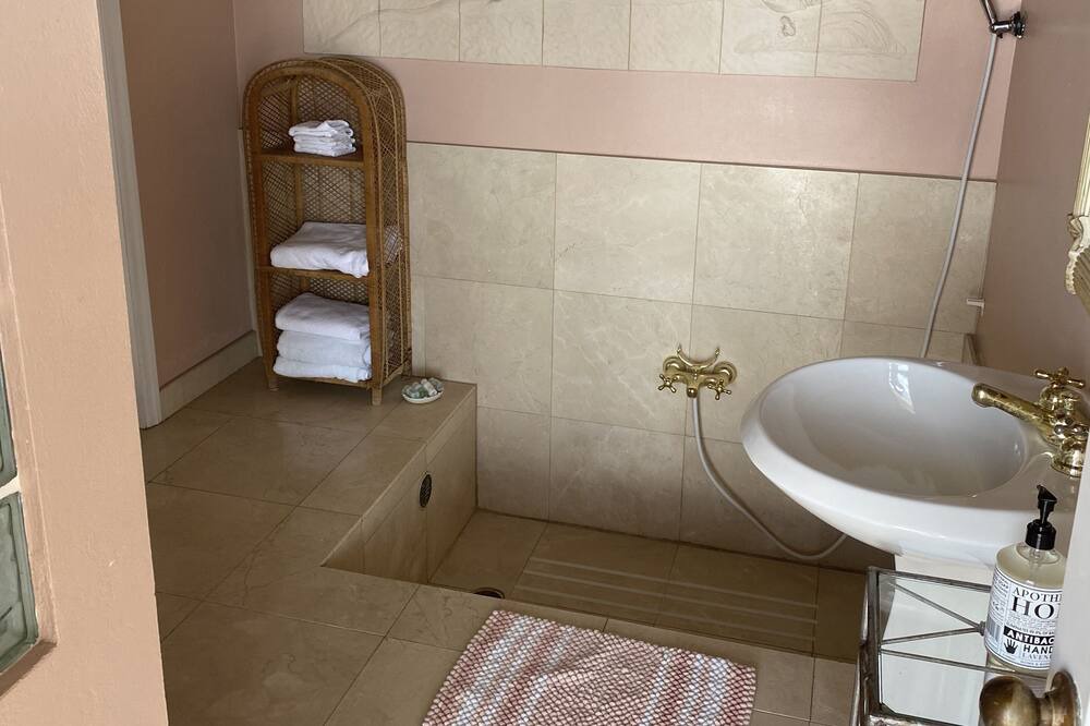 Photo of Bathroom in Estate Kings Quarter