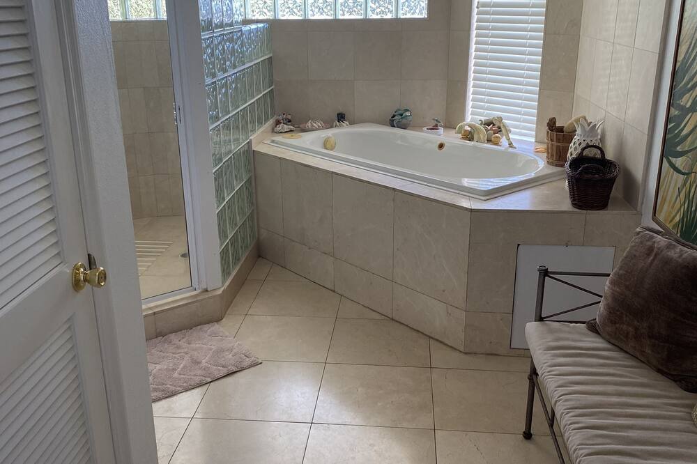 Photo of Bathroom in Estate Kings Quarter