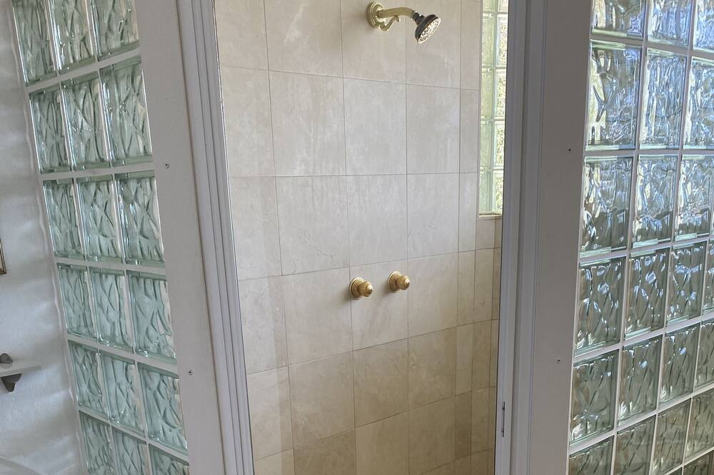 Photo of Bathroom in Estate Kings Quarter